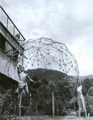1949 Summer Institute, Buckminster Fuller, Architecture. Pictured: Jeffery Lindsay (sunglasses), Joseph Manulik (behind Lindsay), Ysidore Martinez (behind Caviani), Harold Young (cap), Louis Caviani (far right). They are holding: dome of thirty-one-great circle necklace structure of tubular beads and continuous internal cable net. Constructed in Chicago, 1948-1949. Reconstructed at Black Mountain College, Summer 1949. Double heat-sealed pneumatic transparent skin (not pictured) tested at Black Mountain College. Photographer: Masato Nakagawa.