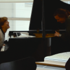Photo by Elizabet Damyanova. Freya Sif Hestnes and Mari Kamsvaag playing with the piano.
