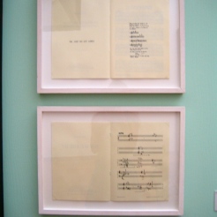 John Cage: Six Melodies for Violin and Keyboard (Piano), 1952 (oben), For M.C. and D.T. 1950 (unten), in der Ausstellung "Black Mountain. Ein interdisziplinäres Experiment 1933-57", Hamburger Bahnhof - Museum für Gegenwart - Berlin.